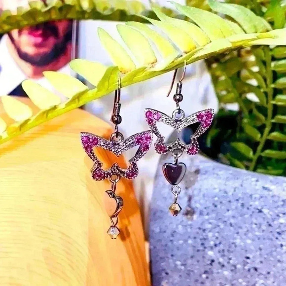 🦋 VINTAGE/ GOTHIC 🦋 LOOK BRAND NEW BUTTERFLIES 🦋  DANGLING EARRINGS - Picture 4 of 4